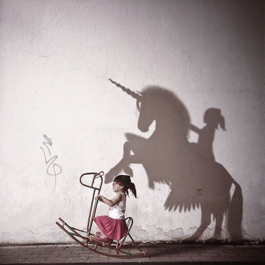 bambina su cavallo a dondolo ombra cavallo pronto al combattimento